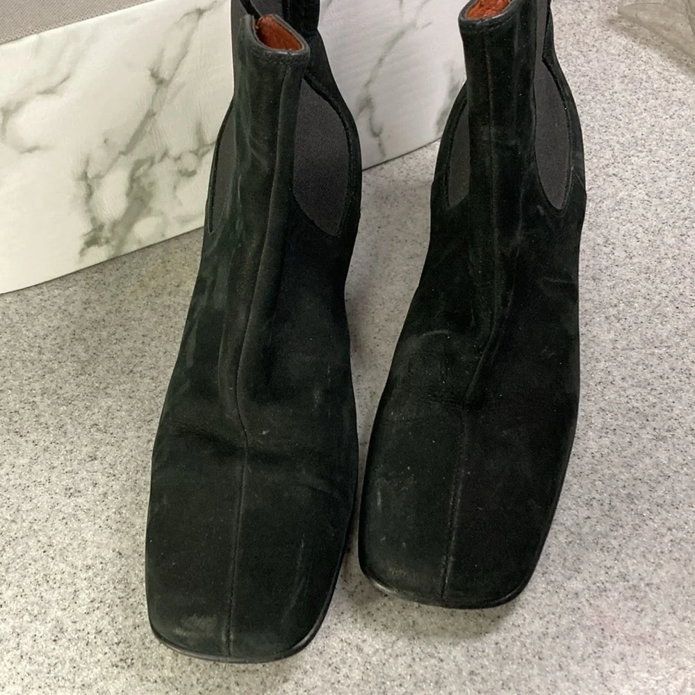 Donald‎ j Pliner black suede ankle boots with stacked swoop heel. Size 6.5m. B14
